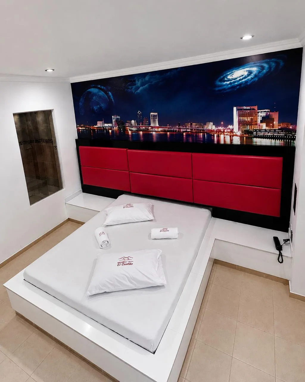 Suite Junior · cama con mural de ciudad