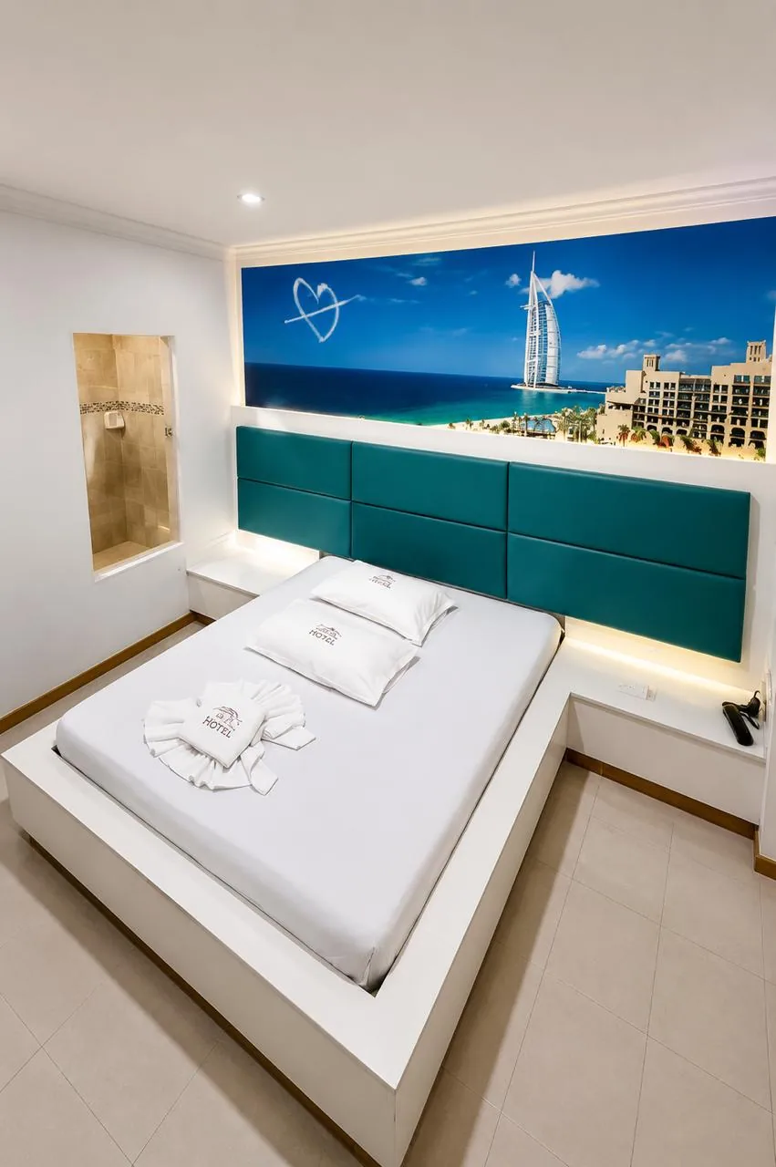 Suite Junior · cama con mural de playa