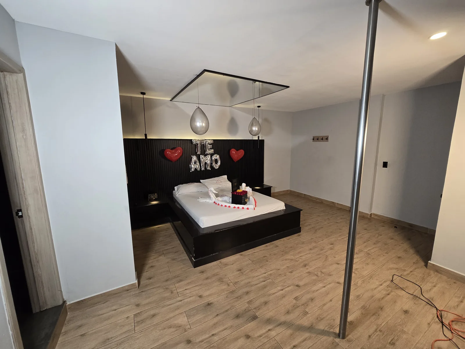 Suite Presidencial · cama con barra pole