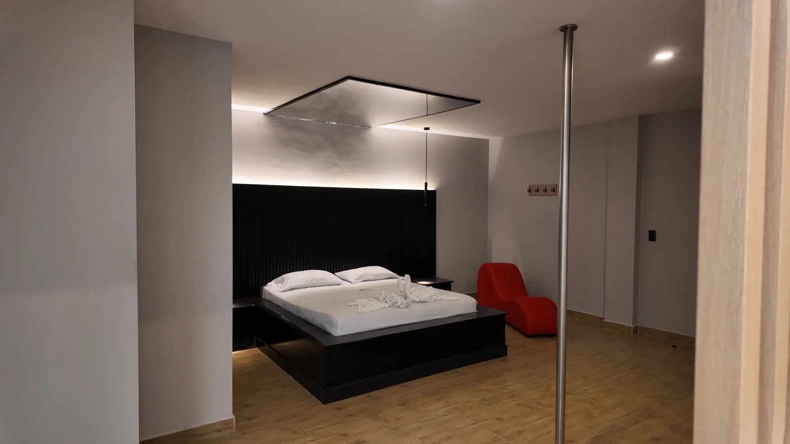 Suite Presidencial · cama y silla tántrica
