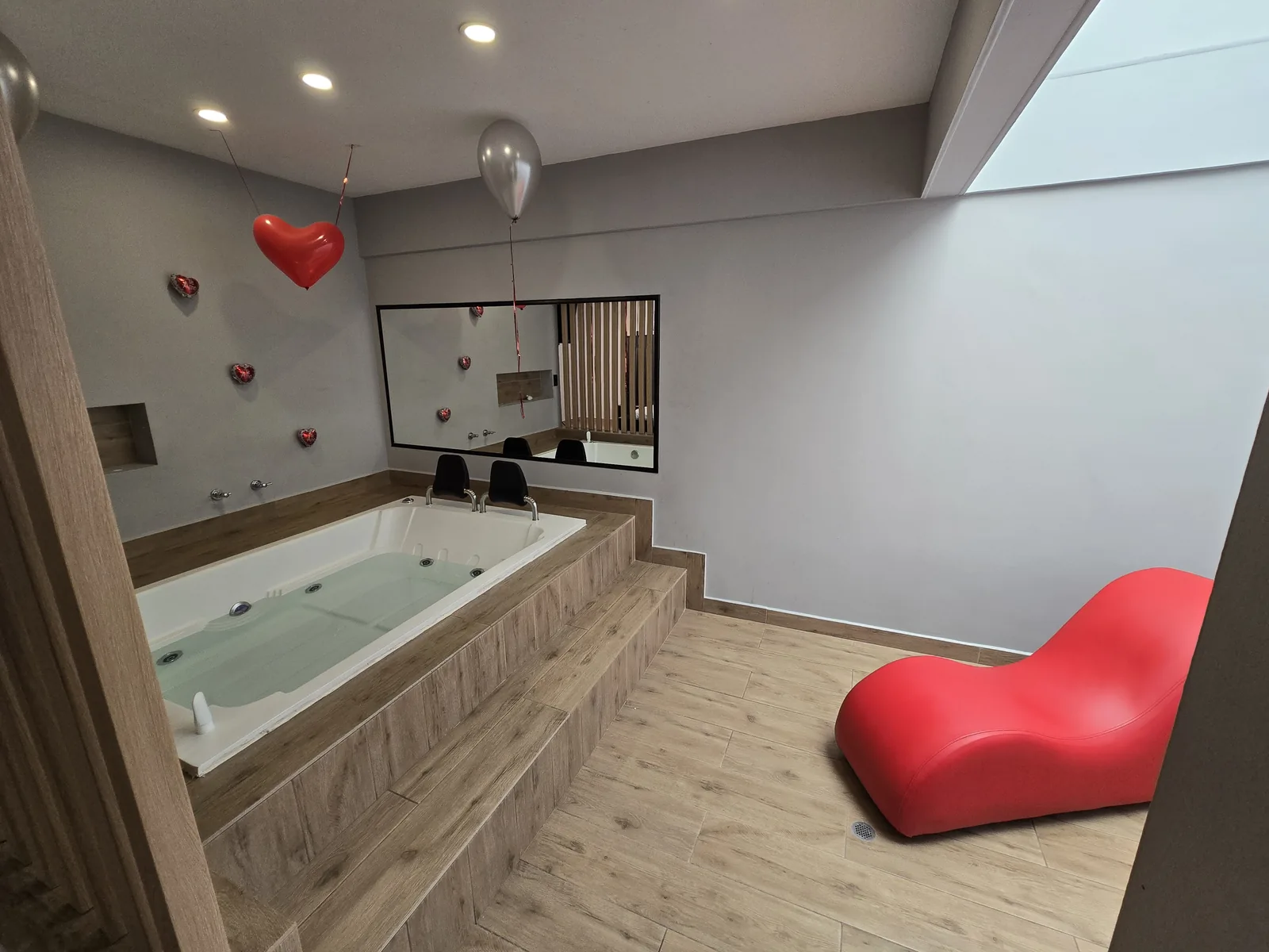 Suite Presidencial · jacuzzi privado y silla kamasutra