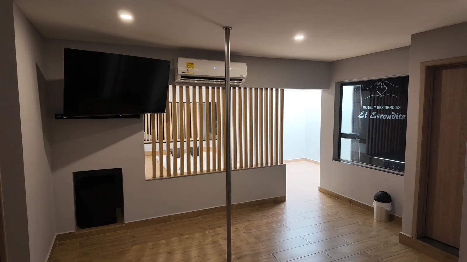 Suite Presidencial · zona TV y ventanal