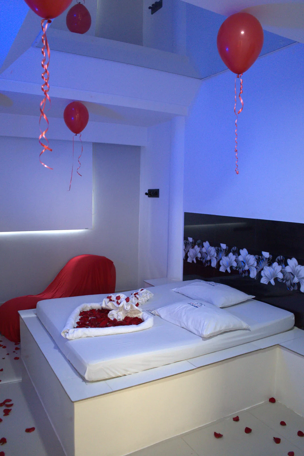 Suite Sencilla · cama con decoración romántica