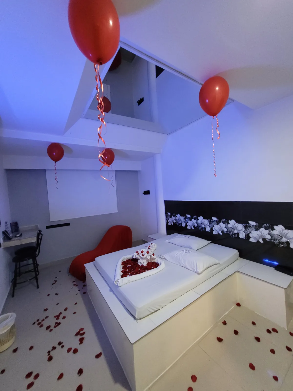 Suite Sencilla · cama preparada con pétalos