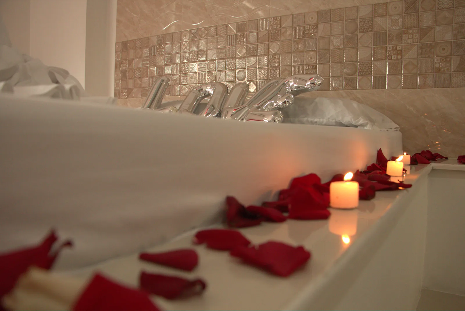 Suite Sencilla · jacuzzi con pétalos y velas