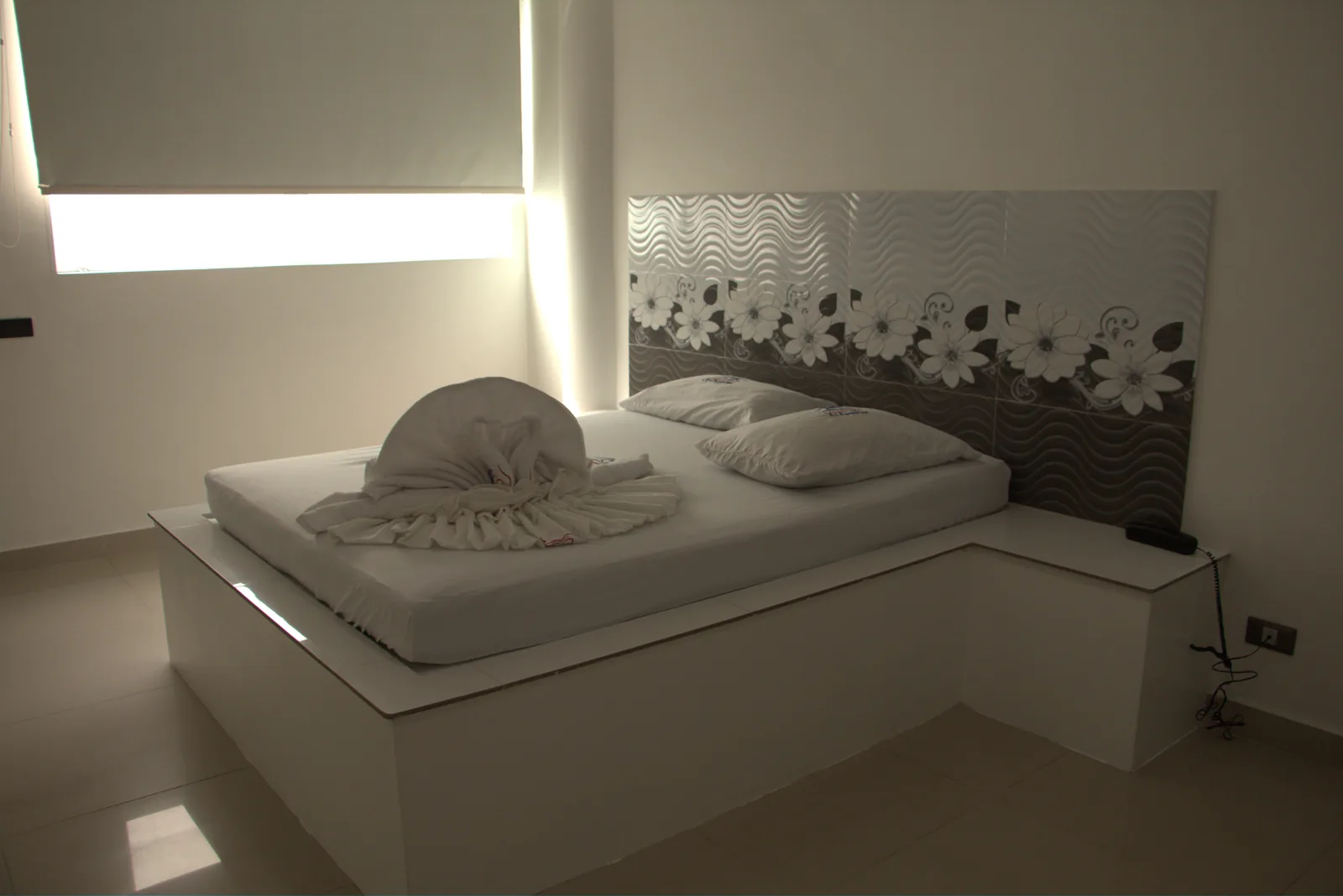 Suite Sencilla · cama con cabecero floral
